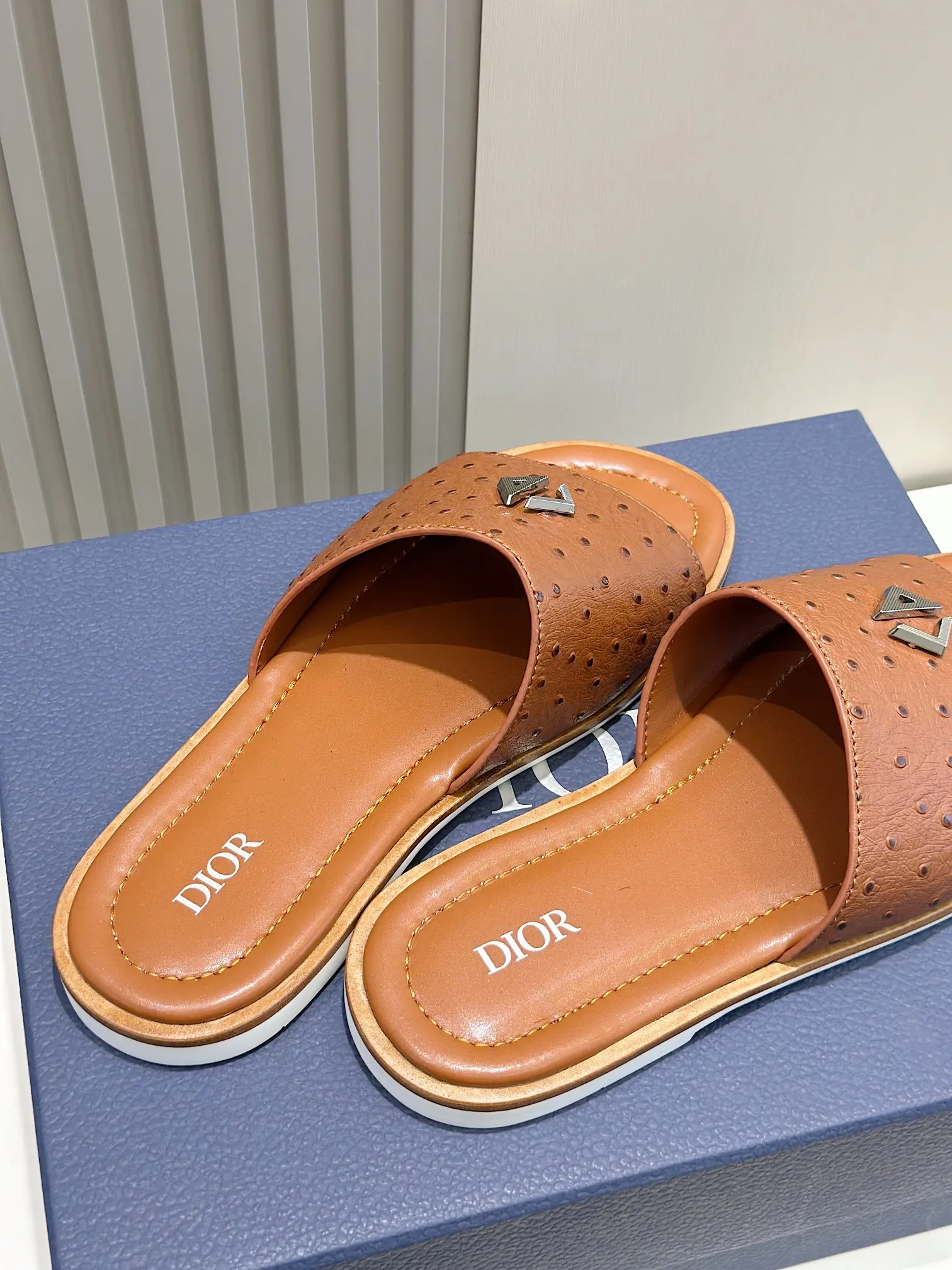 P320 [DIOR] Size 39-44 (38.45 custom-made) 2024ss Dior’s latest men’s slippers are a must-have. Dior Alias ​​Men's Genuine Leather Slippers This summer new Alias ​​sandal embodies a casual and elegant style. Carefully crafted from grained cow leather and Oblique printed fabric, with cowhide lining! Cross-strap design with metal-clad brass CD Diamond logo. The imported cowhide leather and rubber sole adds sophistication and comfort, while Oblique print-effect anti-slip panels add style.